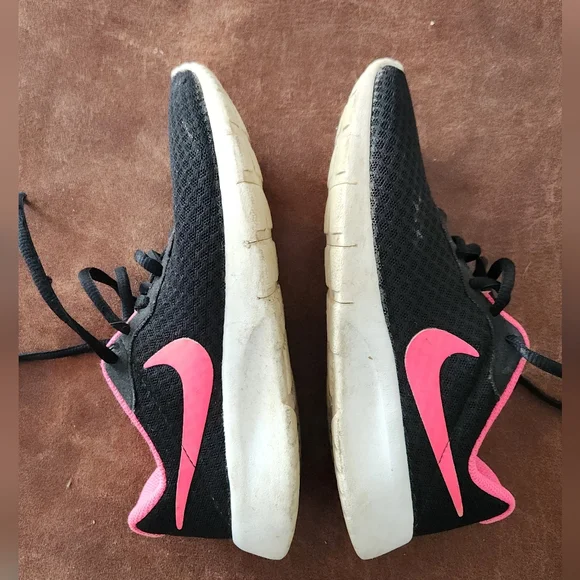 Nike Youth Size 4 Black and Pink Running Shoes - Picture 4 of 7